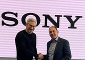 Freuen sich auf die Zusammenarbeit: Joachim Fischer (l.), Head of Sales DACH bei Sony Professional Displays & Solutions, und Giordano Sticchi, Geschäftsführer von MobilePro (Bild: Sony)