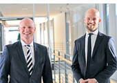 Geschäftsführer Sven Schneller (links) und Dr. Guido Spachtholz: „haben bewiesen, dass Herma selbst unter widrigen Umständen seine Position im Markt behaupten und in Teilen sogar ausbauen kann“