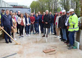 An der Grundsteinlegung am 26. April nahmen der Vorstand der Soennecken sowie ausgewählte Mitarbeitende teil.