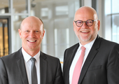 Vermelden ein leichtes Plus: die beiden Herma-Geschäftsführer Sven Schneller (links) und Dr. Thomas Baumgärtner (Bild: Herma)