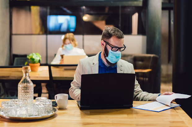 Staples unterstützt seine Kunden dabei, individuelle Lösungen für Großraum- und Einzelbüros, Werkstatt und Produktion, aber auch für das Homeoffice zu finden. (Bild: martin-dm/iStock/GettyImages)