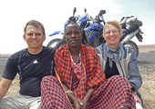 Martin Steyer mit seiner Lebensgefährtin auf der Motorradreise in Tansania: „fasziniert von der Bescheidenheit und Lebensfreude der Menschen“ (Bild: Martin Steyer)
