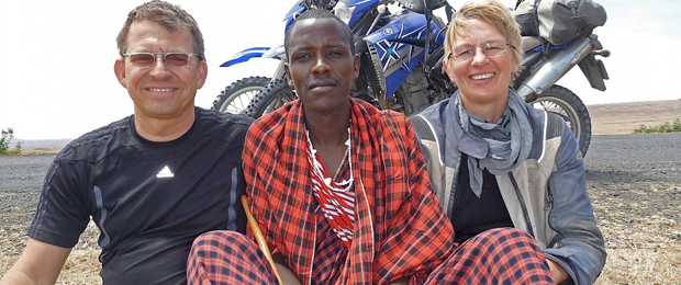 Martin Steyer mit seiner Lebensgefährtin auf der Motorradreise in Tansania: „fasziniert von der Bescheidenheit und Lebensfreude der Menschen“ (Bild: Martin Steyer)