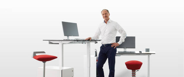 Josef Glöckl, Geschäftsführer aeris im „active office“: weg vom bewegungsarmen Sitzen hin zu einem gesünderen und aktiveren Arbeiten. (Bild: aeris)