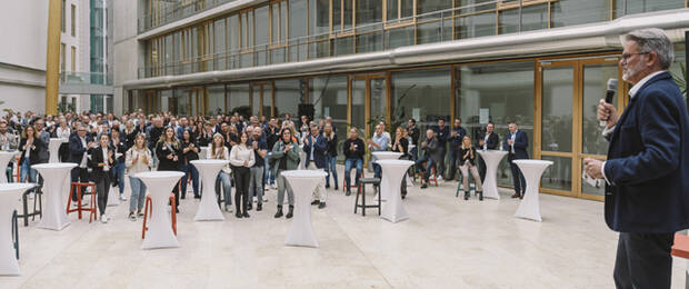 Über 350 Gäste aus ganz Deutschland, Österreich und der Schweiz nutzten das Fachhandelsevent zur Weiterbildung und Vernetzung. (Bild: Steelcase)