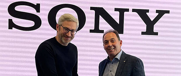 Freuen sich auf die Zusammenarbeit: Joachim Fischer (l.), Head of Sales DACH bei Sony Professional Displays & Solutions, und Giordano Sticchi, Geschäftsführer von MobilePro (Bild: Sony)