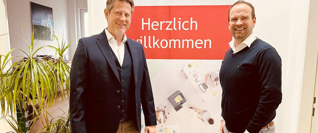 Pauerpoint-Geschäftsführer Daniel Pauer (l.) und Sascha Bökenheide, Country Manager DACH von Infominds, bei der ersten Terminabstimmung. (Bild: Infominds)