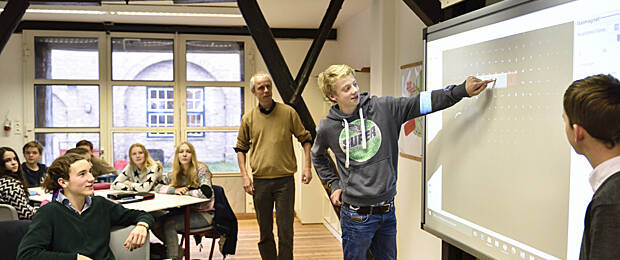 Nicht alle Schulen sind so gut ausgestattet wie das Traditionsinternat Louisenlund in Schleswig-Holstein. Vor kurzen sind alle 30 Klassenräume der Privatschule mit neuen Projektoren und interaktiven Boards ausgestattet worden. Foto: Casio