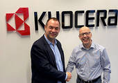 Michael Kalaus (l.), Sales Manager DMS/ECM bei Kyocera Document Solutions Austria, und Markus Uhl, Geschäftsführer von Software4Professionals, besiegeln die Zusammenarbeit in Österreich.