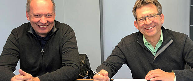 printvision-Vorstand Martin Steyer (r.) und Martin Gehr, Geschäftsführer von Kutscher + Gehr, bei der Vertragsunterzeichnung