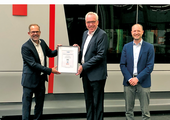 Hartmut Hagemann, Vorstandsvorsitzender von König + Neurath (Mitte), und Johannes Brennig, Nachhaltigkeitsbeauftragter (rechts), erhalten die Urkunde für „Möbel Made in Germany“ von VDM-Geschäftsführer Jan Kurth (links). (Bild: VDM)