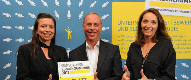 Aline Beckmann-Kaiser (Leiterin Verkauf Innendienst, links), Norbert Laquer (Leiter Marketing und Vertrieb, Mitte) und Britta Oßwald-Höhmann (Projektmanagerin), die die Auszeichnung entgegen nahmen. (Bild: forum! GmbH) 