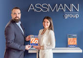 Dirk Kunz, CFO und Seyda Ercan, Team Manager HR freuen sich über die erneute Auszeichnung zur „Top Company“.