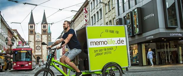 Nachhaltig auch bei der Zustellung: Seit 2016 wird die bei der memo AG bestellte Ware in mittlerweile neun deutschen Städten auf der letzten Meile mit Elektro-Lastenrädern emissionsfrei direkt zur Haustür gebracht. (Bild: memo AG)