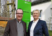 Irene Jennes, Leiterin des SOS-Kinderdorf in Eisenberg, und Patrick Schnur von Viasit bei der Spendenübergabe