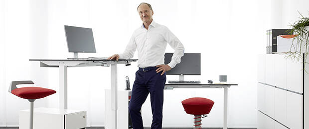 Josef Glöckl, Gründer und Geschäftsführer der aeris GmbH am active desk (Foto: aeris GmbH/Gisela Schenker).