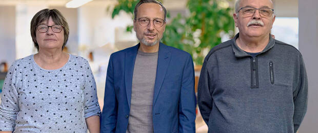 Köbele-Geschäftsführer Gregor Seitz (Mitte) mit den ehemaligen Inhabern der Zeile GmbH Erika und Hans-Werner Schnürer (Bild: Köbele)