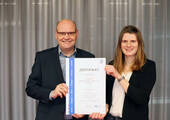 Andreas Fipp (Leiter Industrial Engineering) und Nachhaltigkeitsmanagerin Dr. Julia Koch von Assmann mit dem ISO 50001-Zertifikat. (Bild: Assmann)
