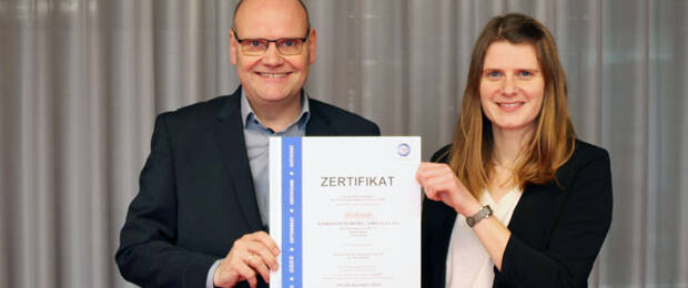 Andreas Fipp (Leiter Industrial Engineering) und Nachhaltigkeitsmanagerin Dr. Julia Koch von Assmann mit dem ISO 50001-Zertifikat. (Bild: Assmann)