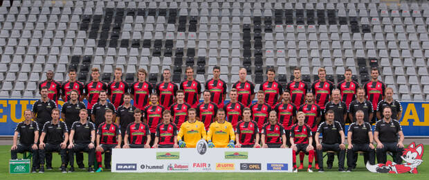 Profi-Team des SC Freiburg: Mit dem Start der Rückrunde wird der Versandhändler memo Sponsor des Vereins. (Bild: SC Freiburg)