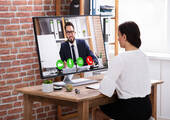 Aufgrund der Corona-Krise steigt die Nachfrage nach Home-Office-Equipment wie beispielsweise Videokonferenzlösungen. (Bild: iStock / Getty Images Plus/AndreyPopov)
