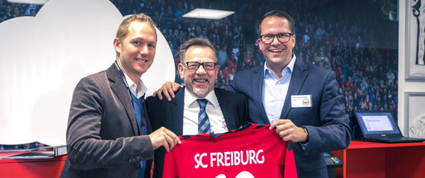 Freuen sich über die Partnerschaft mit dem SC Freiburg (von links): Ben Bonde, Sales Manager Infront Germany, zusammen mit den beiden jaka-Geschäftsführern Jan Toews und Tim Haas (Bild: Quelle Infront Germany GmbH)