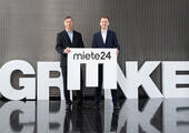 Dr. Sebastian Hirsch (rechts), Vorstandsvorsitzender der Grenke AG, und Heino Deubner, Gründer und Geschäftsführer der Miete24 P4Y GmbH.
