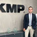 KMP-Vorstand Jan-Michael Sieg (r.) heißt seinen Sohn Jonas Sieg als Geschäftsführer der Parts Depot willkommen. (Bild: KMP)