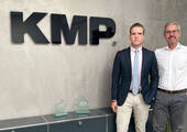 KMP-Vorstand Jan-Michael Sieg (r.) heißt seinen Sohn Jonas Sieg als Geschäftsführer der Parts Depot willkommen. (Bild: KMP)
