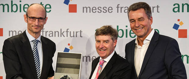 Antonius Lansink, Generalkonsul der Niederlande nimmt den Partnerland-Globus von Großbritanniens Botschaftsrat Tony Sims OBE und Detlef Braun, Geschäftsführer Messe Frankfurt entgegen (v.l.n.r.)
