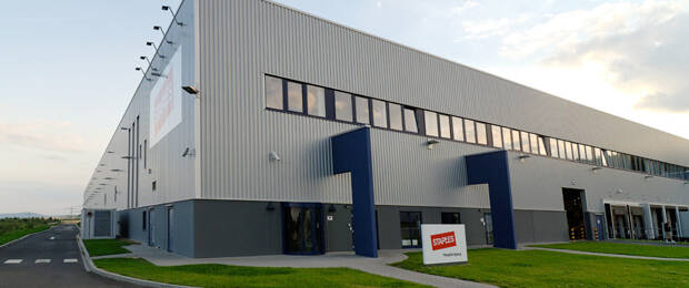 Das Logistikzentrum von Staples Solutions in Waldlaubersheim bei Bingen, das künftig verstärkt de Fachhandel zur Verfügung stehen soll. (Bild: Staples Solutions)