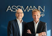 Lothar Schwemm (l.) löst Stephan Assmann als CEO der Assmann Group ab. (Bild: Assmann Group)