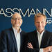 Lothar Schwemm (l.) löst Stephan Assmann als CEO der Assmann Group ab. (Bild: Assmann Group)