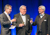 KMP-Vorstand Jan-Michael Sieg, Firmengründer Heinz G. Sieg gemeinsam mit Karl Kallinger (v.l.)
