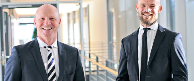 Geschäftsführer Sven Schneller (links) und Dr. Guido Spachtholz: „haben bewiesen, dass Herma selbst unter widrigen Umständen seine Position im Markt behaupten und in Teilen sogar ausbauen kann“