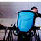 Bewegung in das Sitzen bringen: Die flüssigen, dreidimensionalen Bewegungen des gesamten Sitz-Rückensystems werden durch Gewichtsverlagerungen wie etwa Armbewegungen ausgelöst (Bürostuhl „IN“, Fotos Wilkhahn).