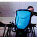 Bewegung in das Sitzen bringen: Die flüssigen, dreidimensionalen Bewegungen des gesamten Sitz-Rückensystems werden durch Gewichtsverlagerungen wie etwa Armbewegungen ausgelöst (Bürostuhl „IN“, Fotos Wilkhahn).
