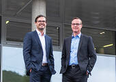 Freuen sich über die Verstärkung am Standort Gießen: Die beiden Hees-Geschäftsführer Florian (l.) und Sebastian Leipold (Bild: Hees Bürowelt).
