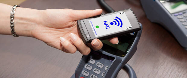 Derzeit nutzen laut Bitkom 13 Prozent  der Deutschen mobile Bezahldienste, also neben dem kontaktlosen Bezahlen per NFC-fähiger Karte oder Smartphone zum Beispiel die Zahlung per SMS, MMS oder QR-Code. (c) ThinkstockPhotos-178070837