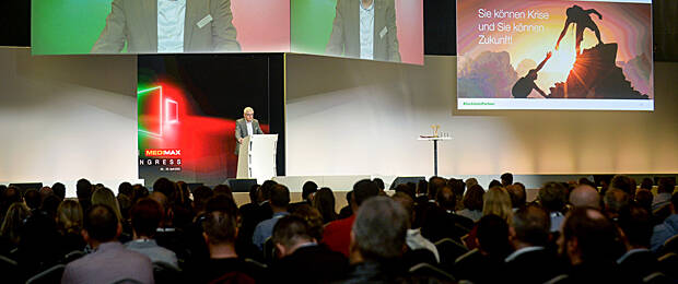 EP-Vorstand Karl Trautmann während seiner Auftaktrede beim diesjährigen Kongress der Verbundgruppe in Düsseldorf. (Bild: Electronic Partner)