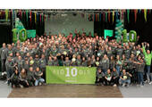 Feiern das Geschäftsergebnis 2022 und freuen sich auf das Jubiläumsjahr 2023: das GREEN-IT-Team beim alljährlichen Kick-off-Meeting, das in diesem Jahr in der Kinderglück-Halle in Holzwickede stattfand. (Bild: Green IT)