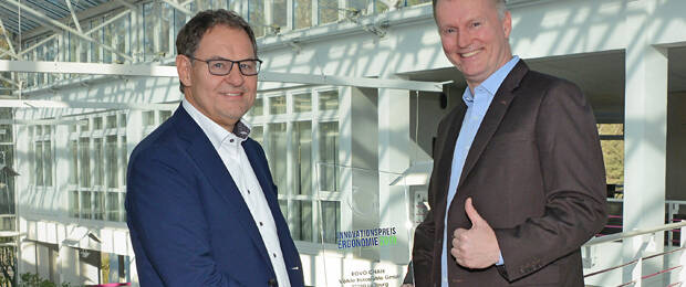 Rolf Völkle (links), Geschäftsführer von Rovo, erhält den Innovationspreis Ergonomie 2019 von Christian Brunner, dem ersten Vorsitzenden des IGR. (Foto: Beate Völkle)