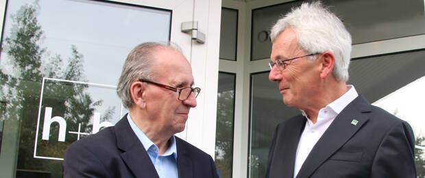 Herbert Hief (links) und Rudolf Bischler nach der Vertragsunterzeichnung