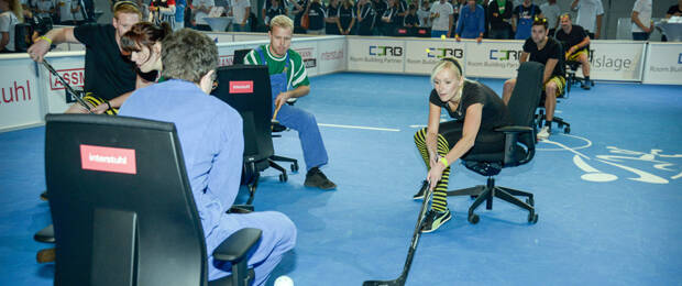 Fokus auf den Ball: sportlicher Ehrgeiz auf Buerostühlen bei den German Chair-Hockey Masters (Foto: BKE Fislage)