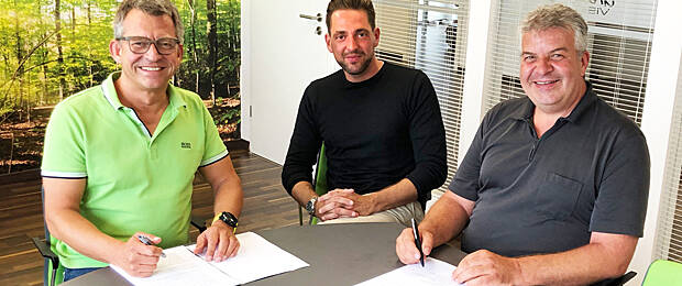 Martin Steyer, Karim Mürl (beide Printvision) und Christoph Schwarz (YCOM office technology ) bei der Unterzeichnung des Übernahmevertrags. (Bild: printvision)