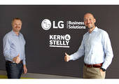 Andreas Stelly (l.), Geschäftsführer von Kern & Stelly Medientechnik, gemeinsam mit Christoph Spahn, Senior Sales Manager Information Display bei LG (Bild: Kern & Stelly)