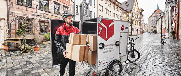 Die speziellen Lastenräder, mit denen die Kuriere in der Nürnberger Innenstadt unterwegs sind, können bis zu 200 Kilogramm laden. (Bild: DPD)