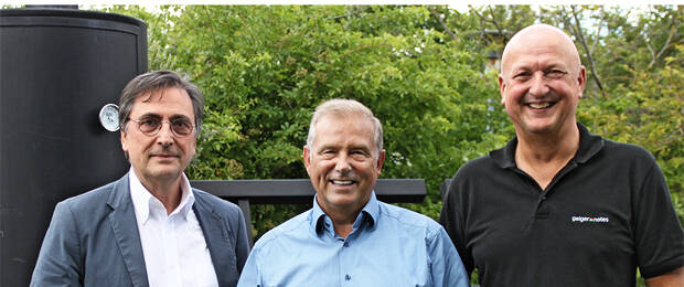 Patrick Politze (Mitte) gemeinsam mit seinem neuen Aufsichtsrats-Kollegen Roland Paule (links) und Vorstand Jürgen Geiger (rechts) anlässlich des Geiger-Notes-Sommerfestes in Schwäbisch Hall. (Bild: Geiger Notes)