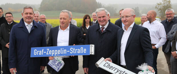 Rolf Unterberger (erste Reihe, rechts), Geschäftsführer der Cherry GmbH, bei der Straßenumbenennung. (Bild: Cherry GmbH)