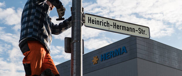 Heinrich Hermann (1876 bis 1939) wurde jetzt Namensgeber der Herma-Adresse am Unternehmenshauptsitz in Filderstadt. (Bild: josef iral)